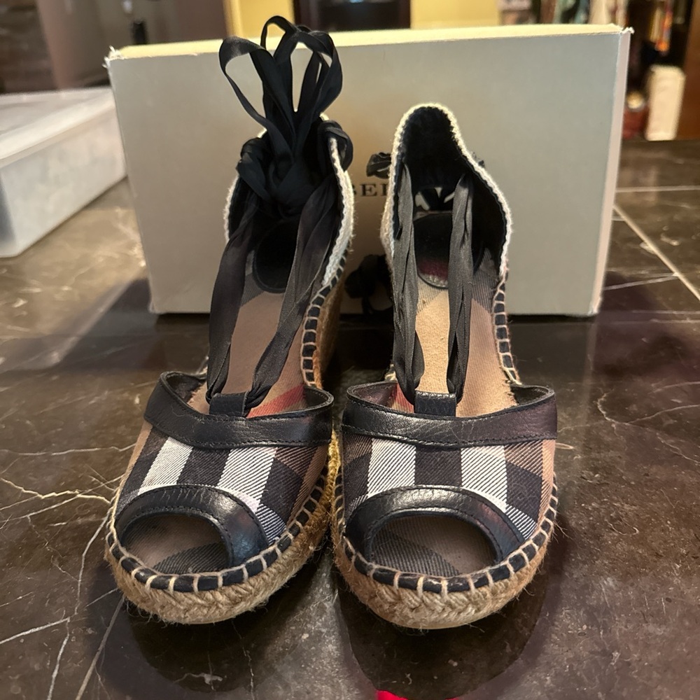 EUC VINTAGE Burberry size 39 nova check woven sandals that strap up the leg - Picture 2 of 8